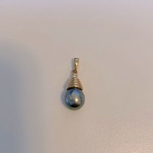 14k gold Tahitian pearl pendant